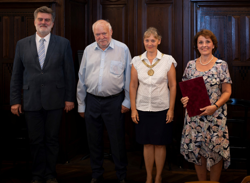 Dr. Solymosi-Tari Emőke az oklevél átadóival: Dr. Vigh Andreával, Kovács Sándorral és Dr. Kutnyánszky Csabával