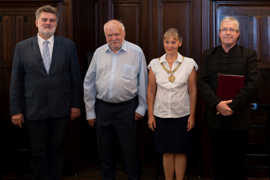Dr. Szilágyi Gyula az oklevél átadóival: Dr. Vigh Andreával, Kovács Sándorral és Dr. Kutnyánszky Csabával