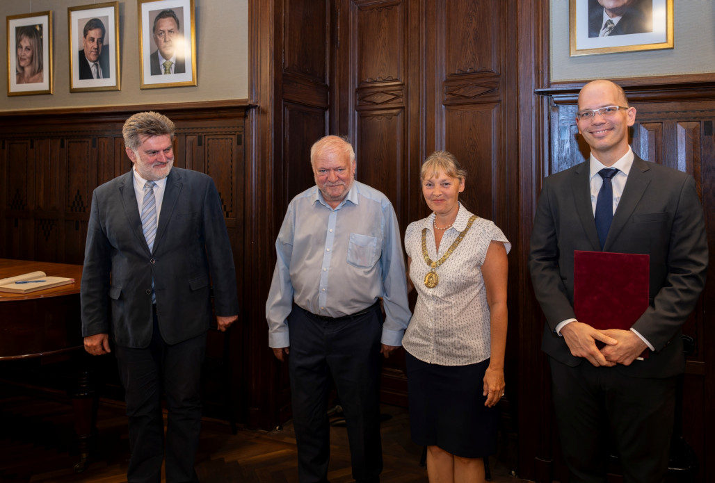 Dr. Báll Dávid az oklevél átadóival: Dr. Vigh Andreával, Kovács Sándorral és Dr. Kutnyánszky Csabával